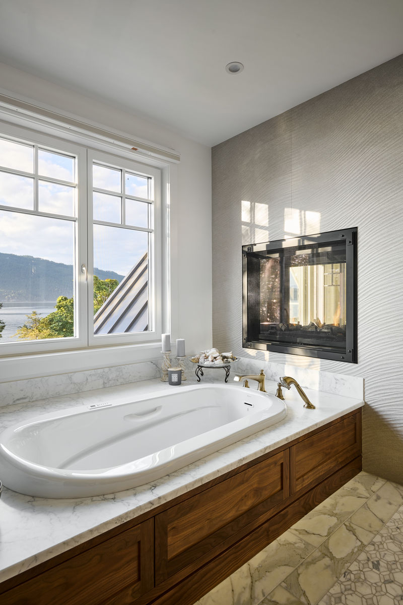 master ensuite bathtub of Lands End home